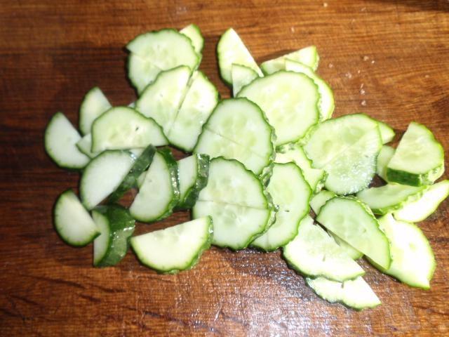 Шаг 2 приготовления Салат с вареной рыбой, огурцами, редисом