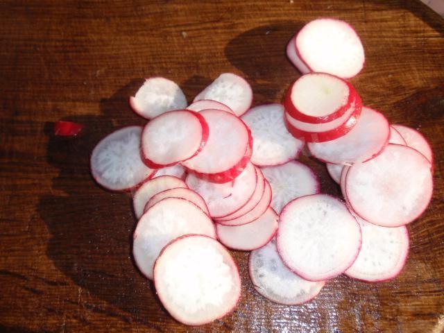 Шаг 3 приготовления Салат с вареной рыбой, огурцами, редисом