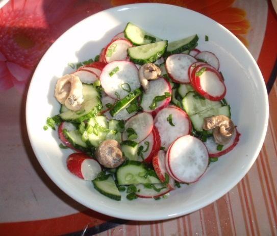 Шаг 6 приготовления Салат с вареной рыбой, огурцами, редисом
