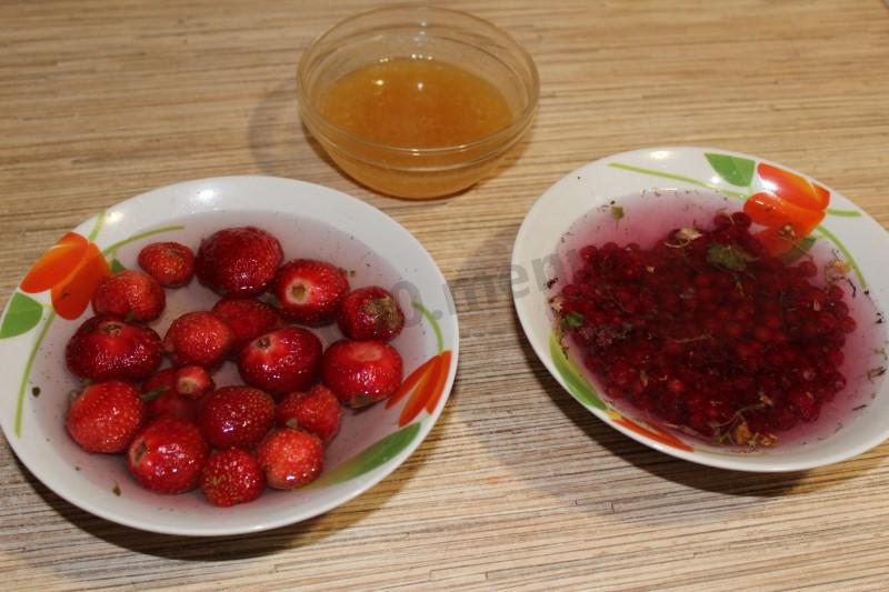 Шаг 2 приготовления Морс из замороженных ягод клубники и красной смородины