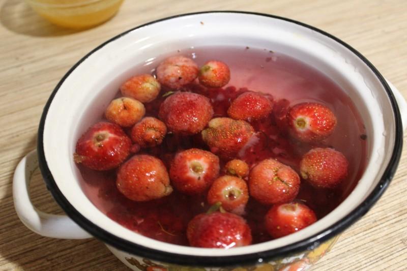 Шаг 4 приготовления Морс из замороженных ягод клубники и красной смородины