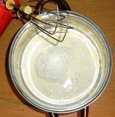 Шаг 2 приготовления Простое жидкое тесто для пиццы на сметане
