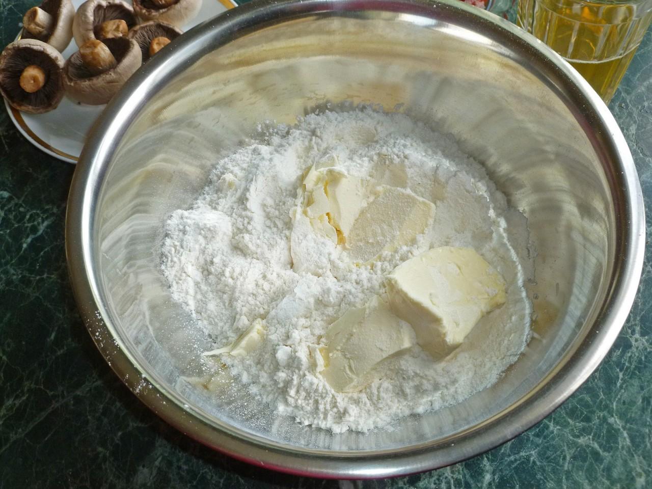 Шаг 2 приготовления Пицца из теста на маргарине и пиве без дрожжей