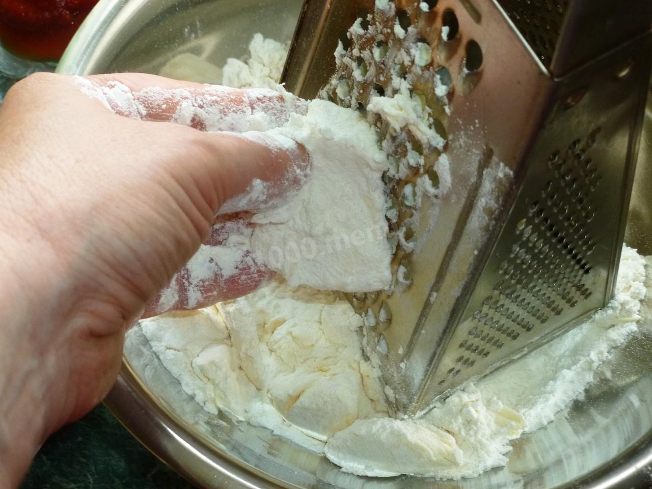 Шаг 3 приготовления Пицца из теста на маргарине и пиве без дрожжей