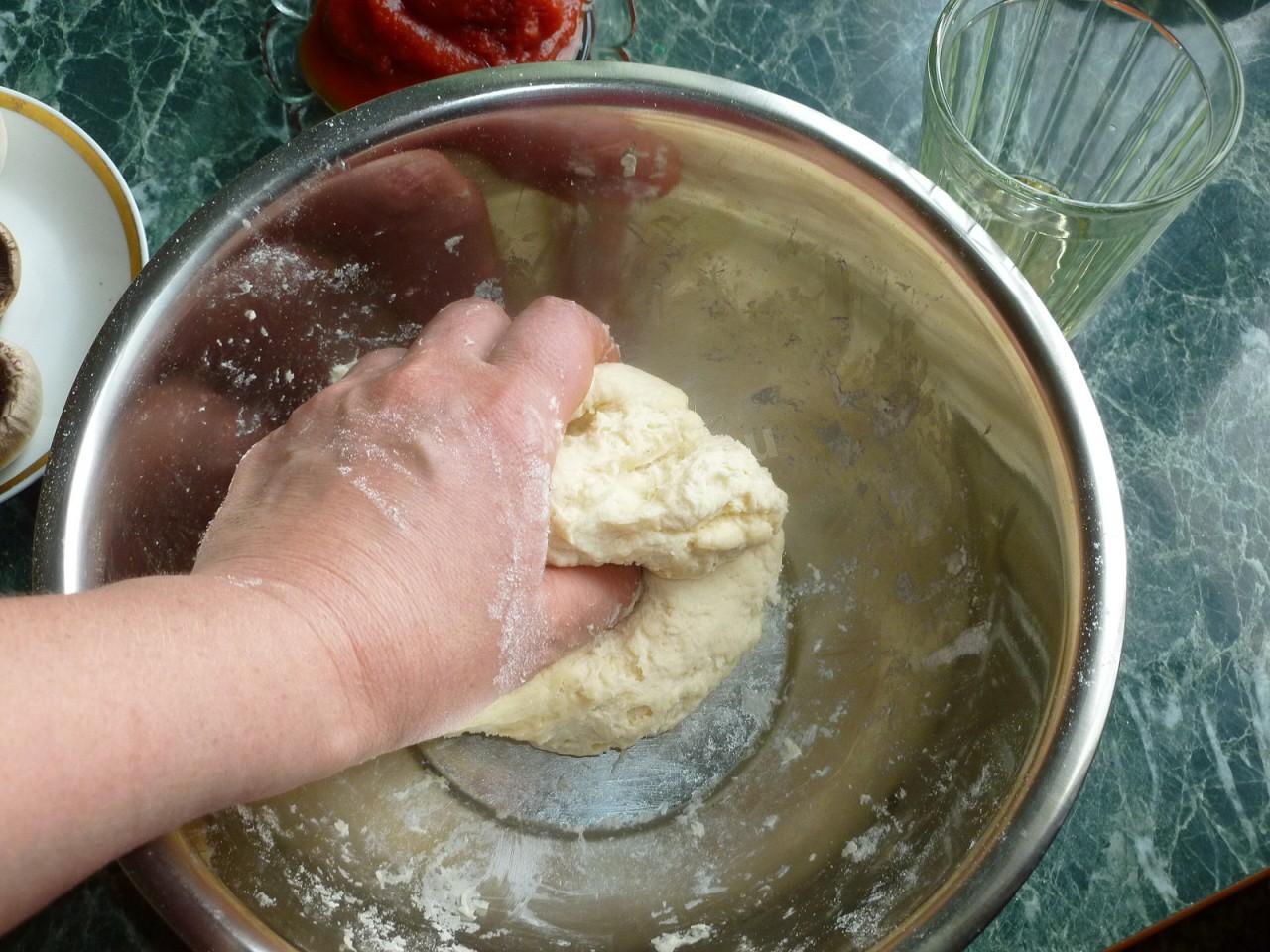 Шаг 5 приготовления Пицца из теста на маргарине и пиве без дрожжей