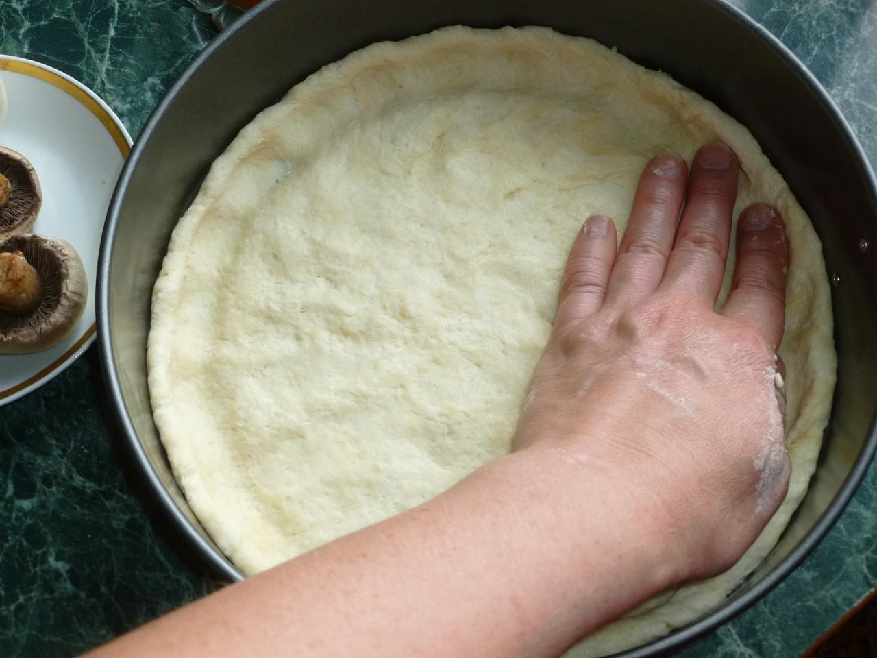 Шаг 6 приготовления Пицца из теста на маргарине и пиве без дрожжей