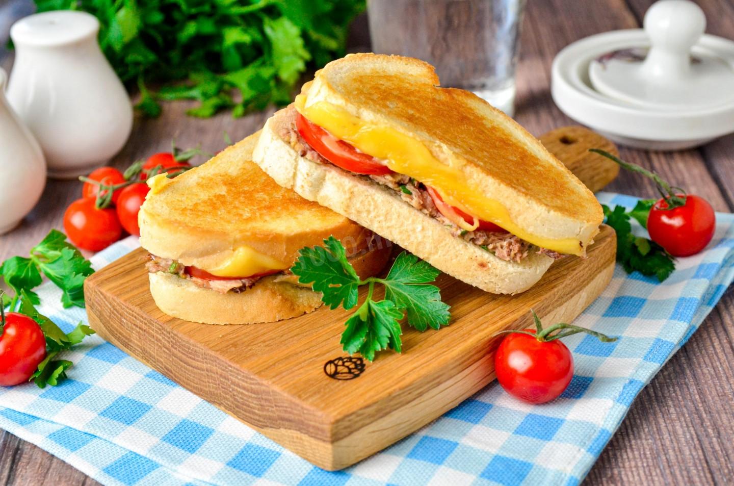 Шаг 8 приготовления Тунец с сыром бутерброды сэндвичи
