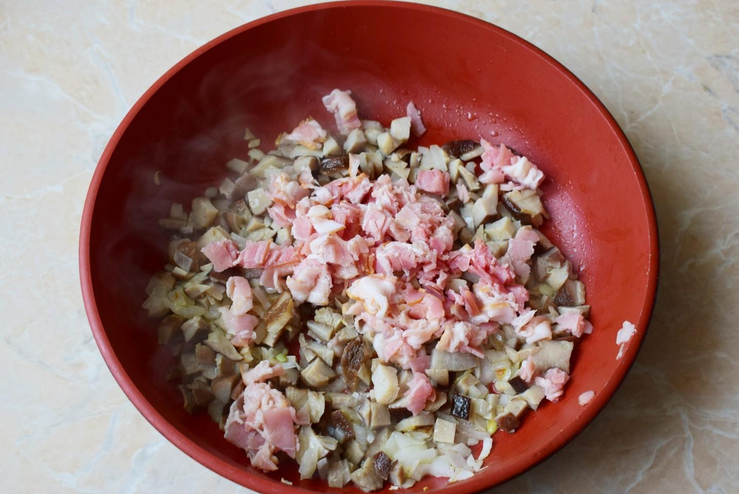 Шаг 2 приготовления Горячие бутерброды с грибами и сыром в духовке