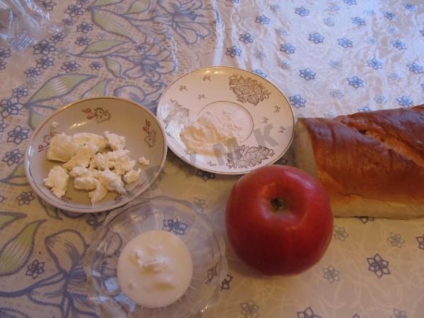 Шаг 1 приготовления Бутерброды с творожно-яблочной массой