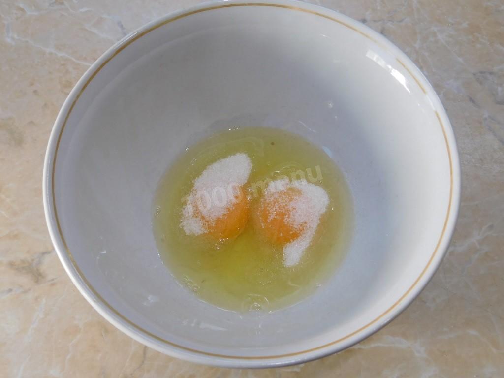 Шаг 2 приготовления Гренки с яйцом на сковороде