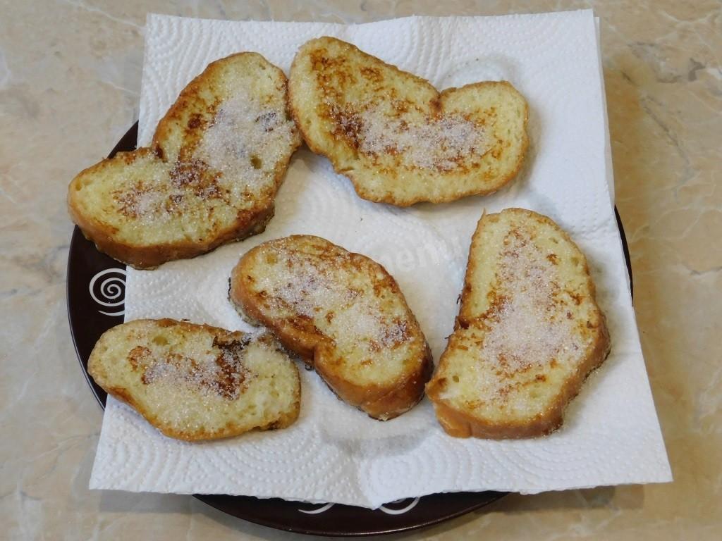 Шаг 7 приготовления Гренки из батона на сковороде с яйцом и молоком
