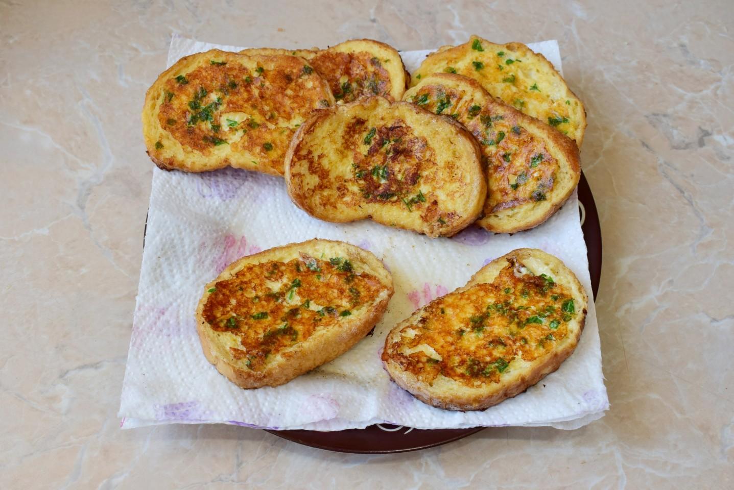 Шаг 8 приготовления Гренки с сыром и яйцом на сковороде на завтрак