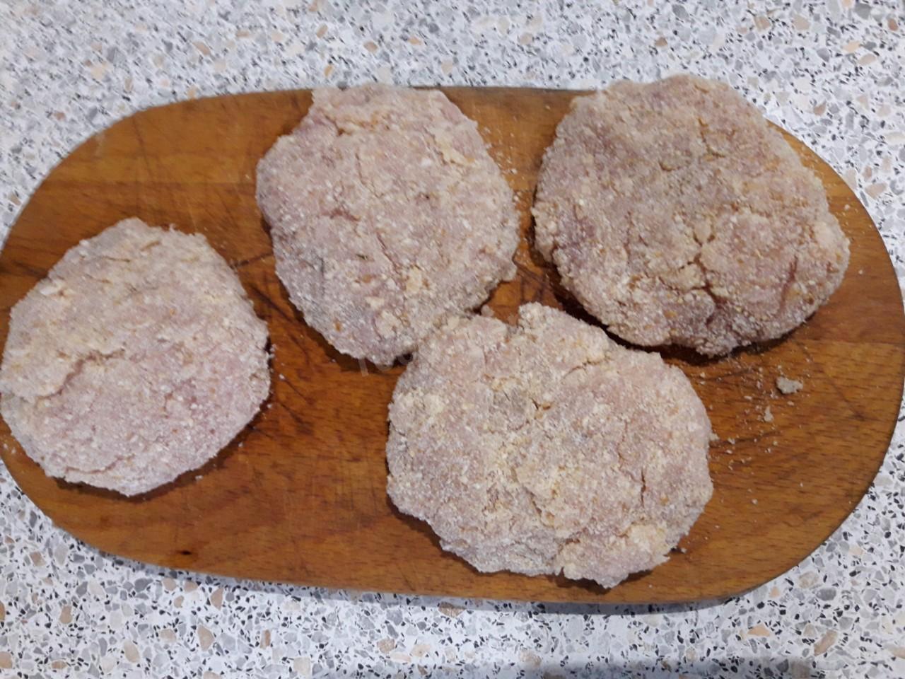 Шаг 1 приготовления Бургеры с мясным фаршем, помидорами и листьями салат