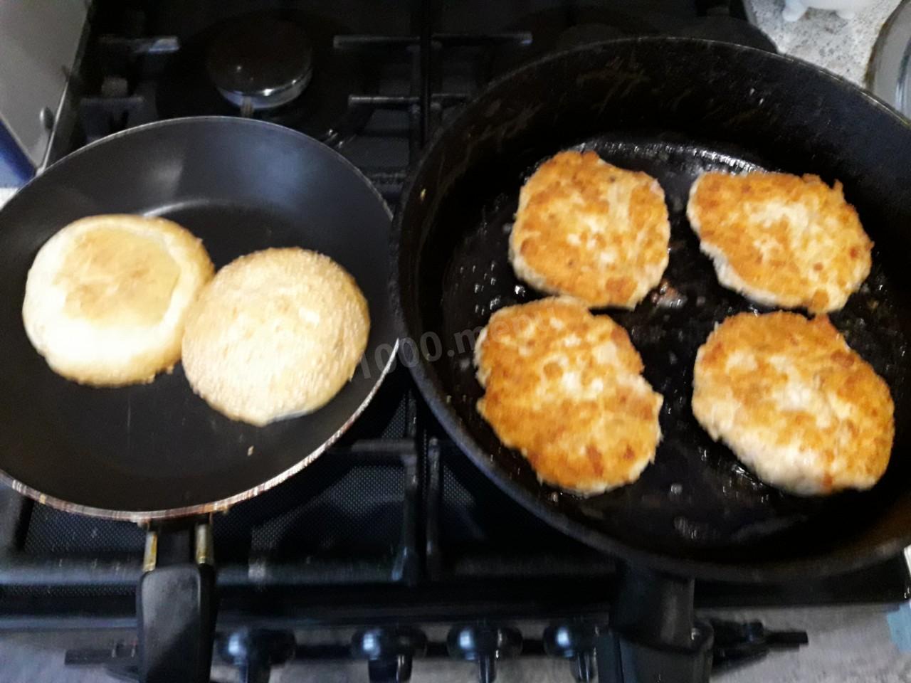 Шаг 3 приготовления Бургеры с мясным фаршем, помидорами и листьями салат