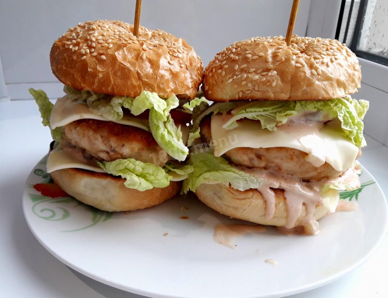 Шаг 4 приготовления Бургеры с мясным фаршем, помидорами и листьями салат