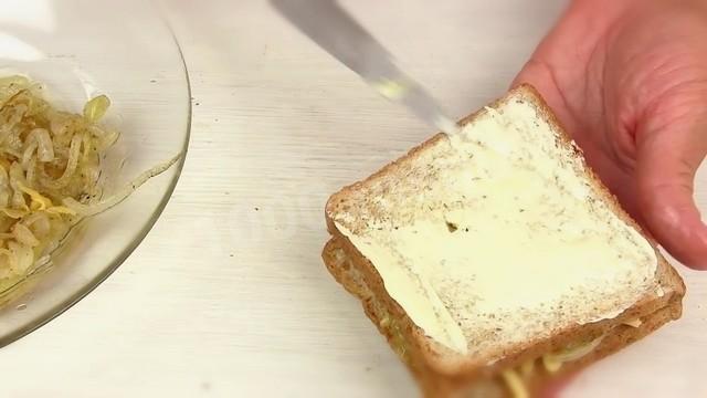 Шаг 6 приготовления Жареные бутерброды с сыром и луком