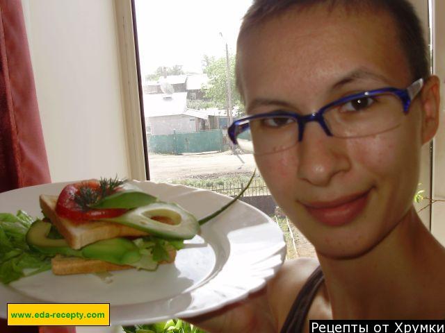 Шаг 10 приготовления Бутерброды на белом хлебе с тунцом, салатом-латук и огурцом