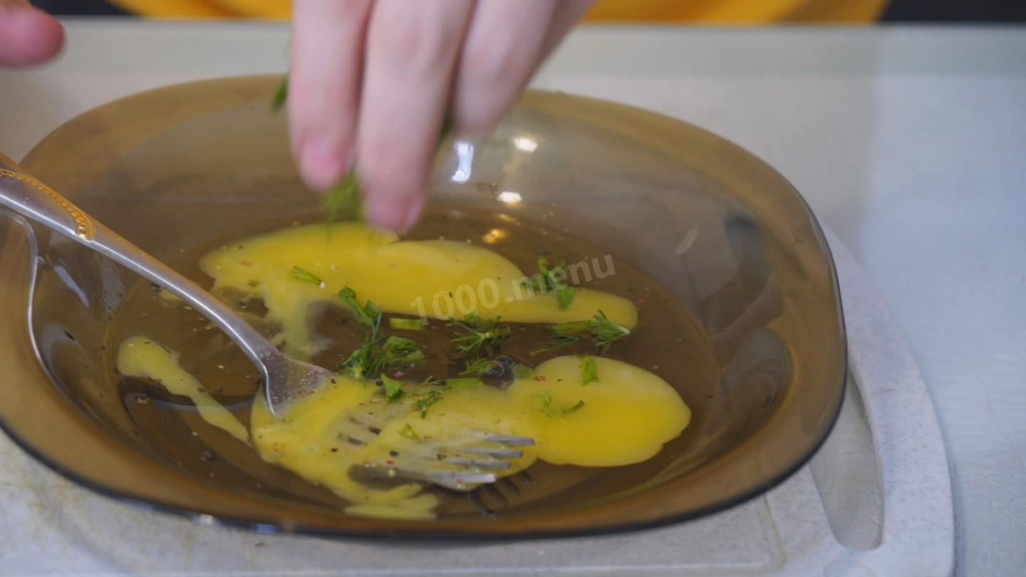 Шаг 1 приготовления Гренки с сыром и тёртой колбасой