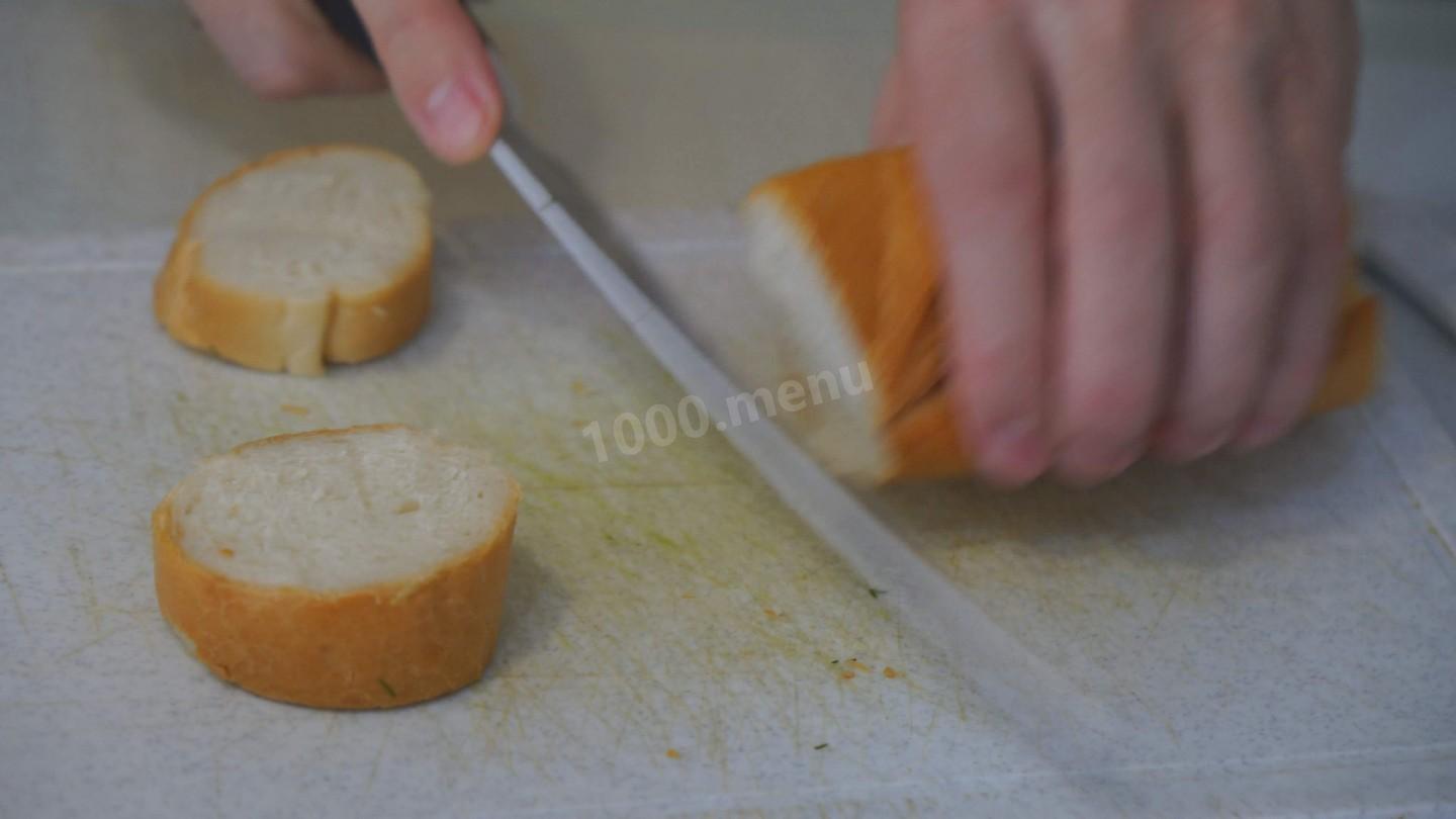 Шаг 2 приготовления Гренки с сыром и тёртой колбасой