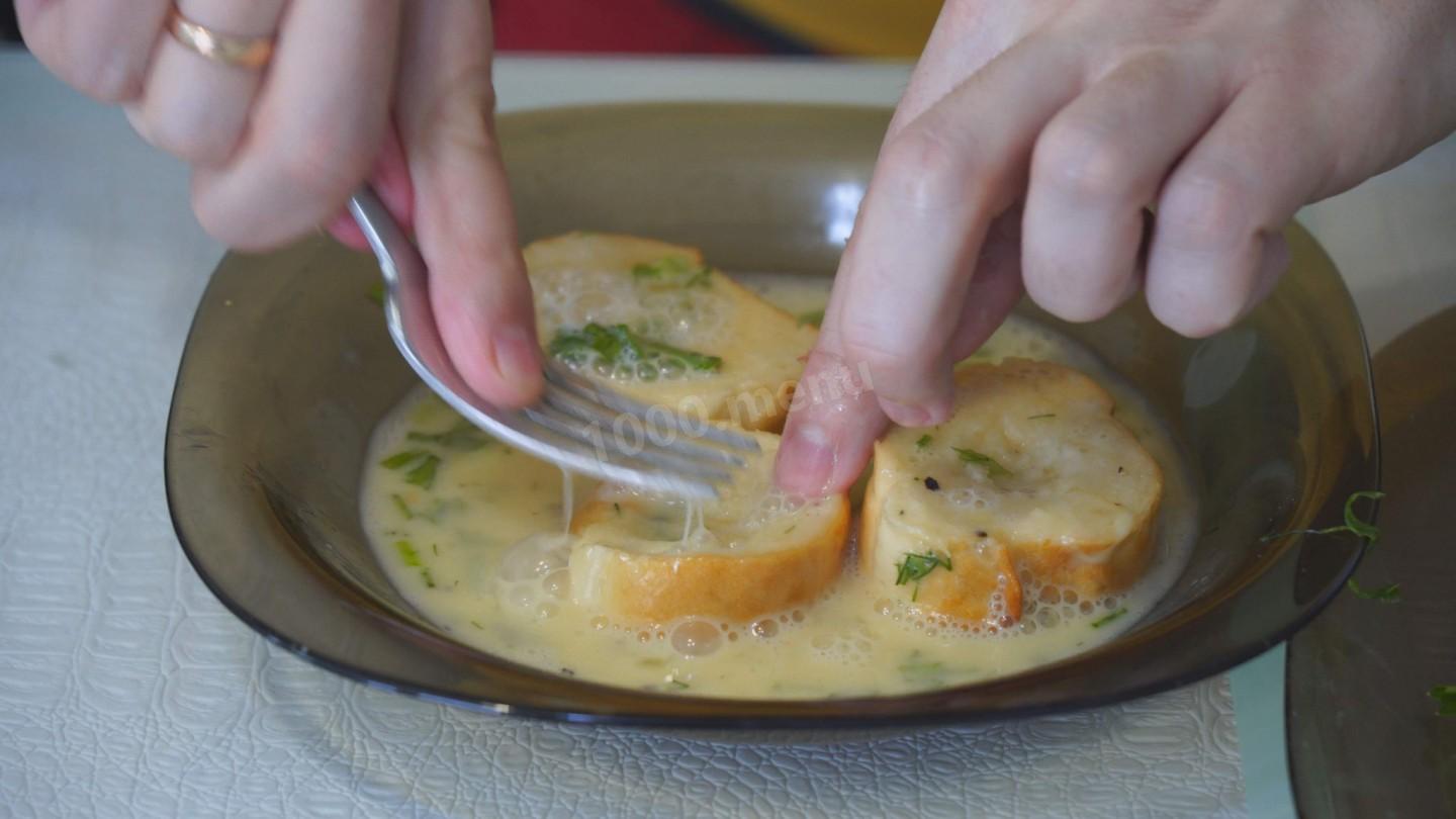 Шаг 4 приготовления Гренки с сыром и тёртой колбасой