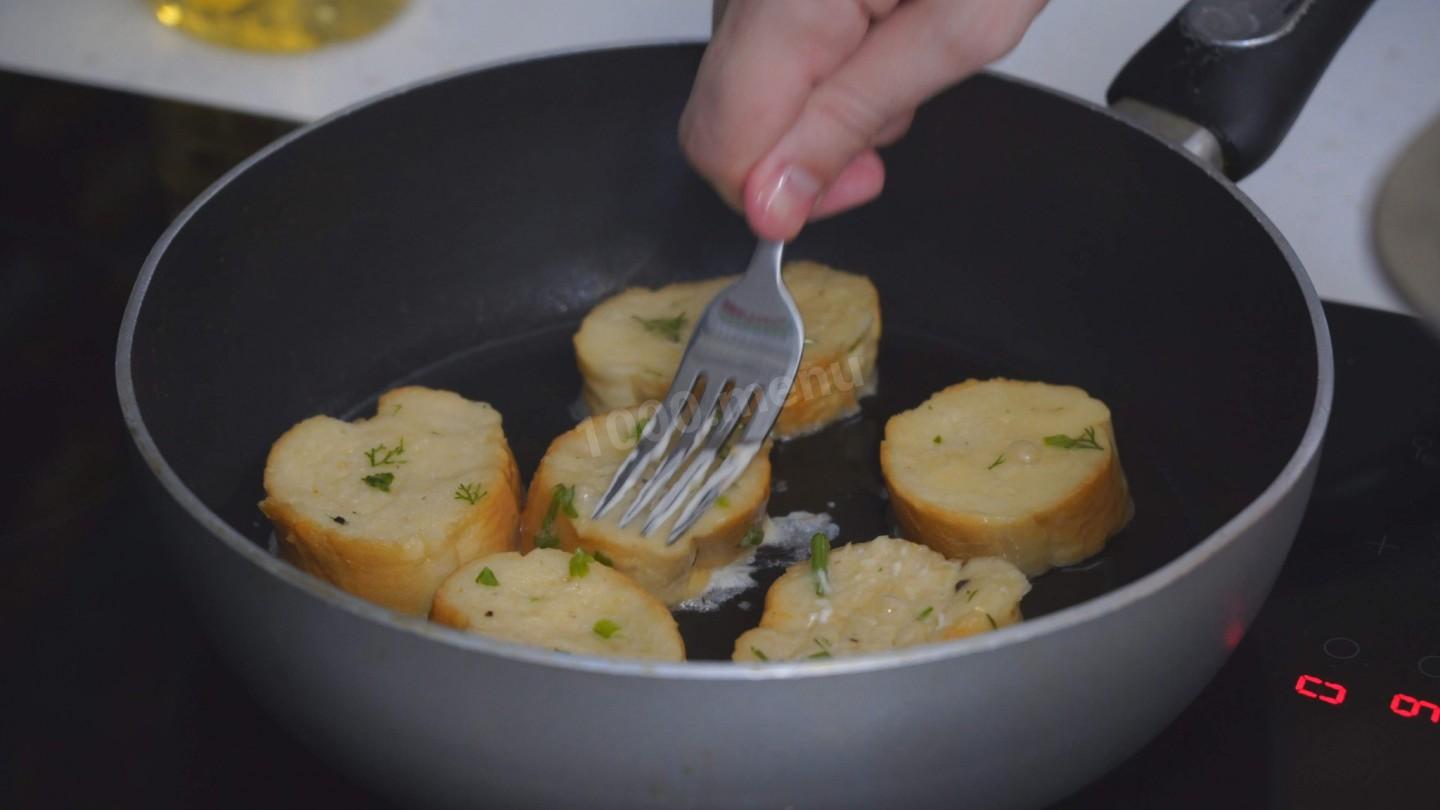 Шаг 5 приготовления Гренки с сыром и тёртой колбасой