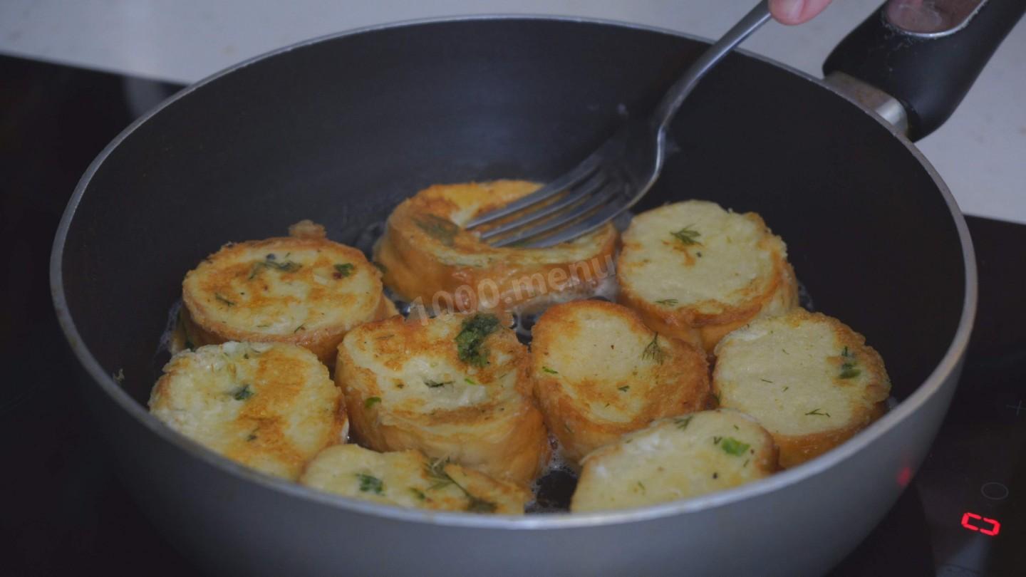 Шаг 6 приготовления Гренки с сыром и тёртой колбасой