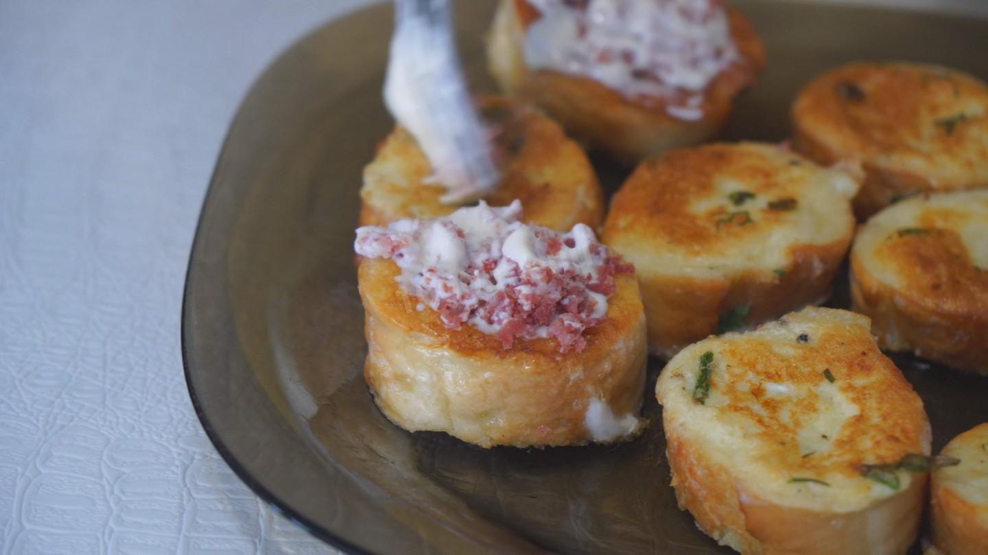 Шаг 8 приготовления Гренки с сыром и тёртой колбасой