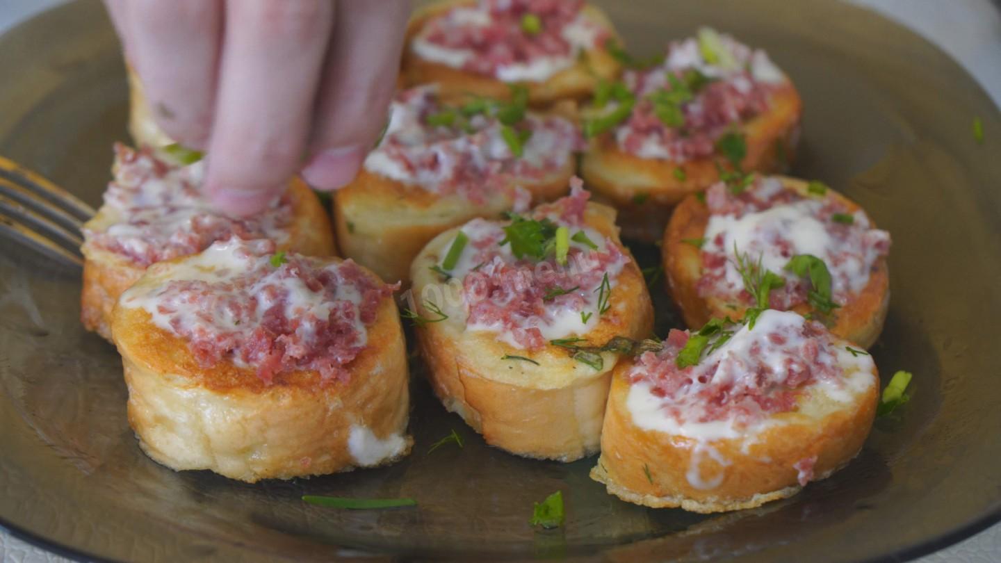 Шаг 9 приготовления Гренки с сыром и тёртой колбасой