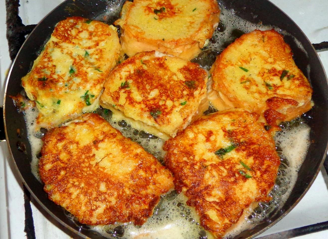Шаг 9 приготовления Гренки яично-сырные с петрушкой