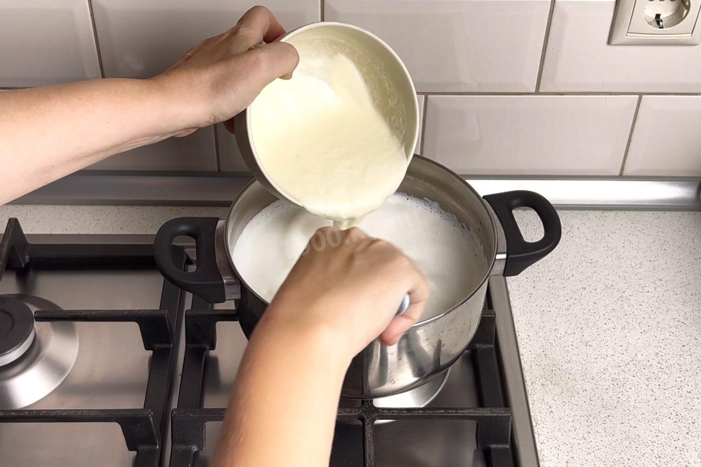 Шаг 4 приготовления Домашний сыр из молока яиц и сметаны