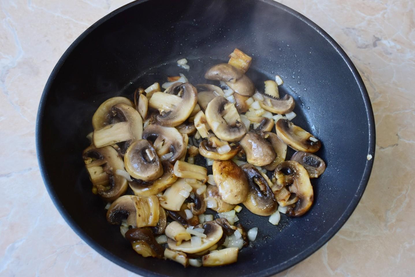Шаг 2 приготовления Солянка с грибами и капустой