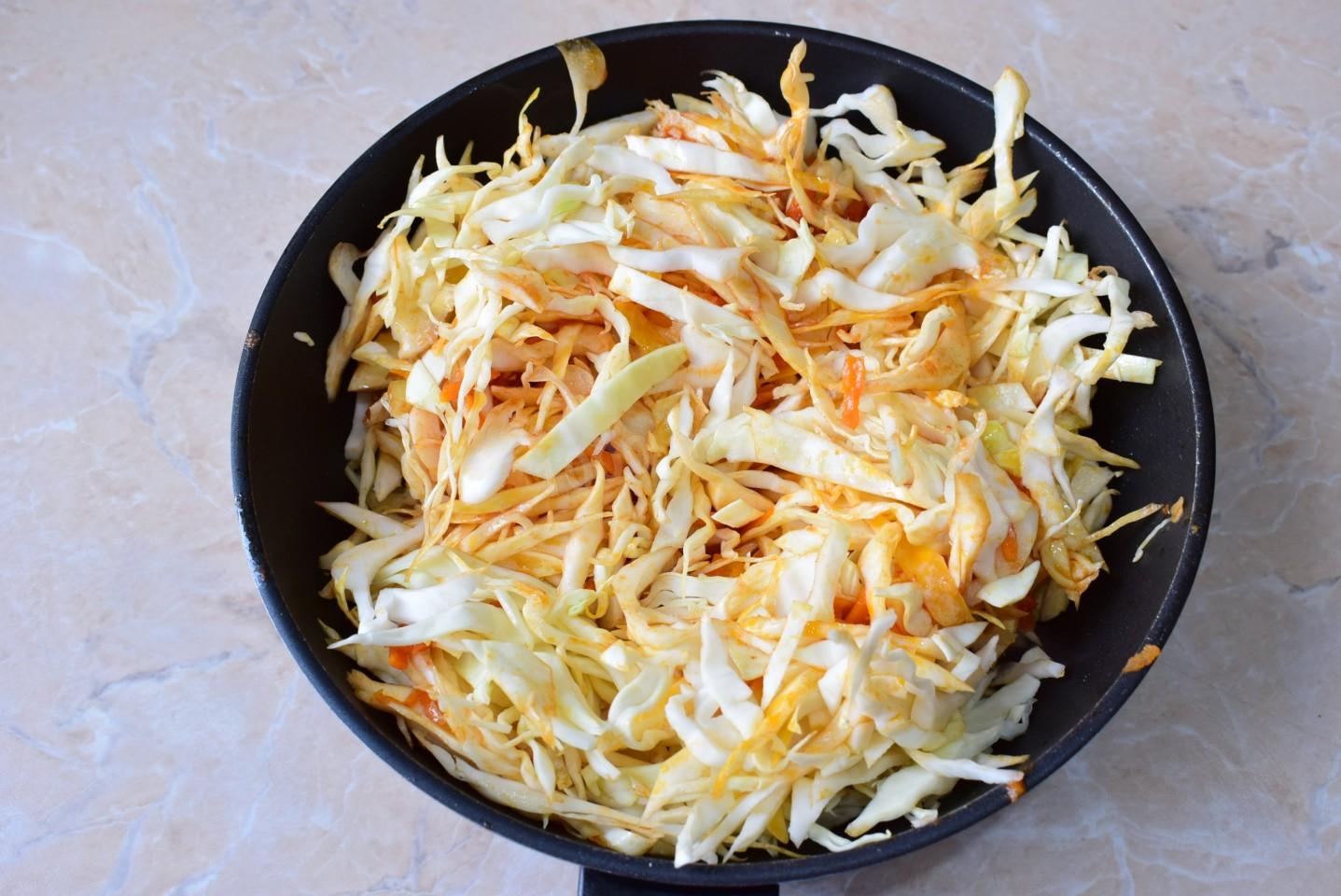 Шаг 6 приготовления Солянка с грибами и капустой