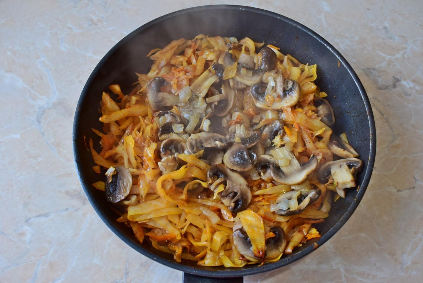 Шаг 7 приготовления Солянка с грибами и капустой