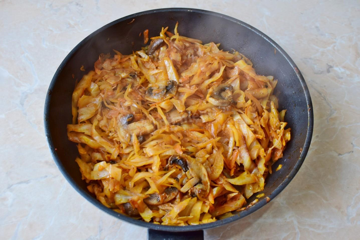 Шаг 8 приготовления Солянка с грибами и капустой