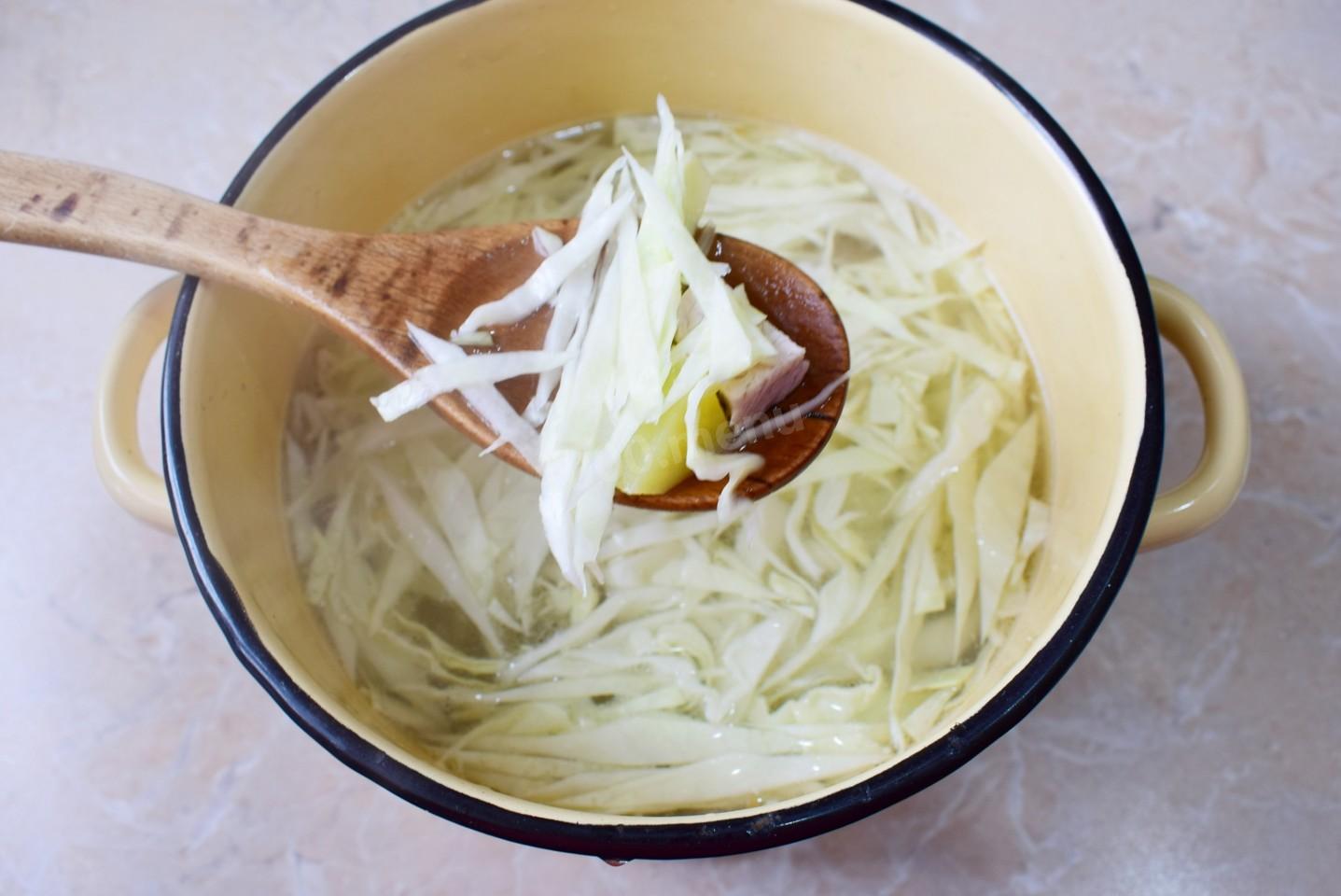 Шаг 4 приготовления Борщ со свежей капустой свеклой и мясом