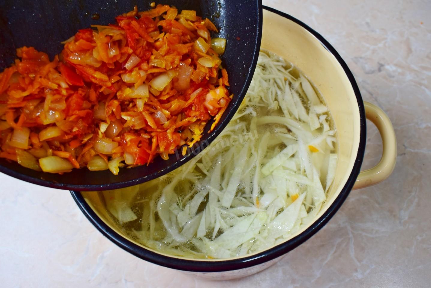 Шаг 7 приготовления Борщ со свежей капустой свеклой и мясом