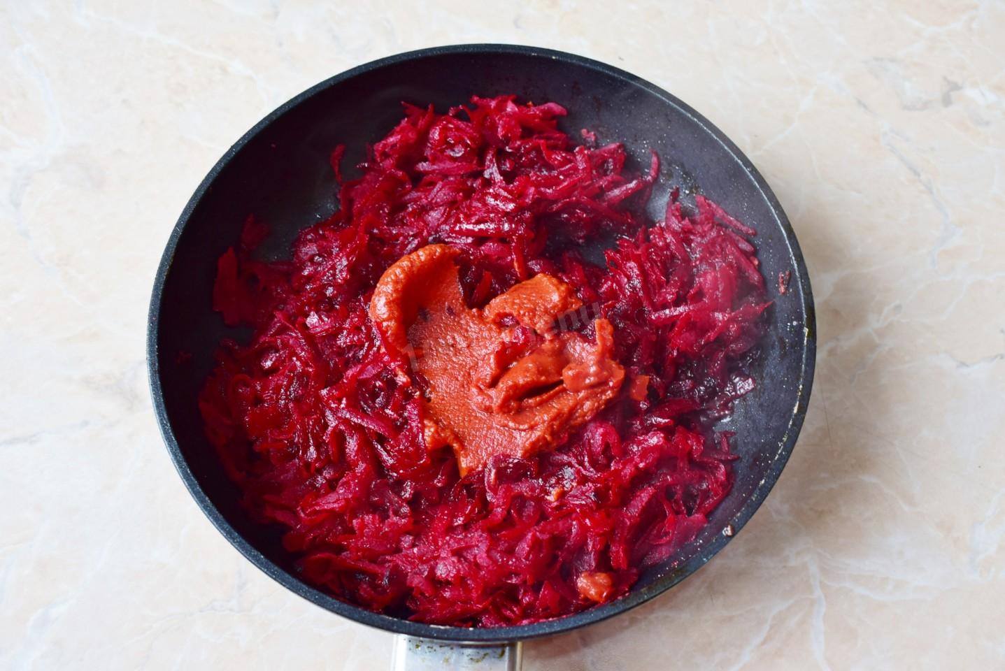 Шаг 8 приготовления Борщ со свежей капустой свеклой и мясом