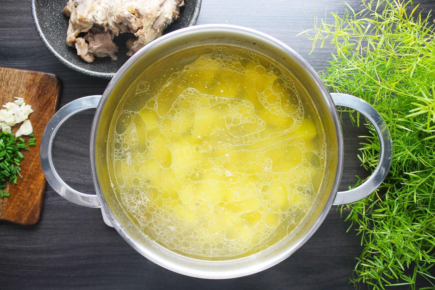 Шаг 10 приготовления Борщ с курицей морковью и свеклой вкусный красный