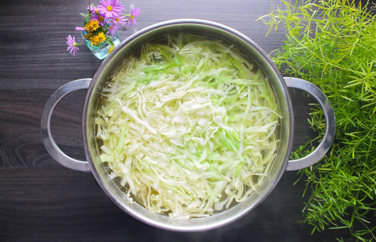 Шаг 11 приготовления Борщ с курицей морковью и свеклой вкусный красный