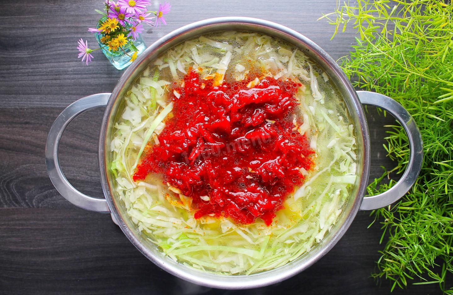 Шаг 12 приготовления Борщ с курицей морковью и свеклой вкусный красный