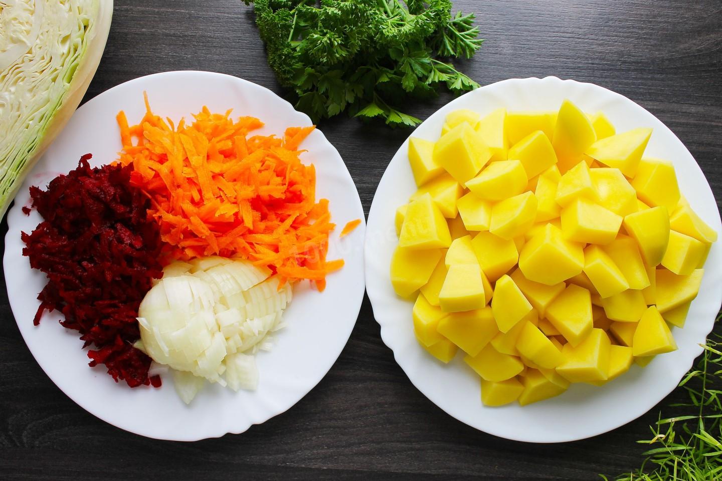 Шаг 4 приготовления Борщ с курицей морковью и свеклой вкусный красный