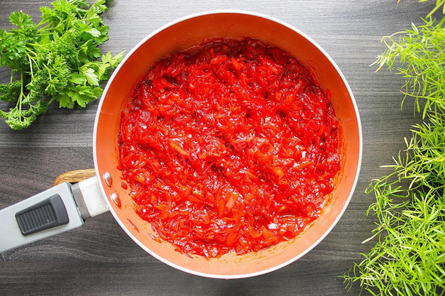Шаг 8 приготовления Борщ с курицей морковью и свеклой вкусный красный