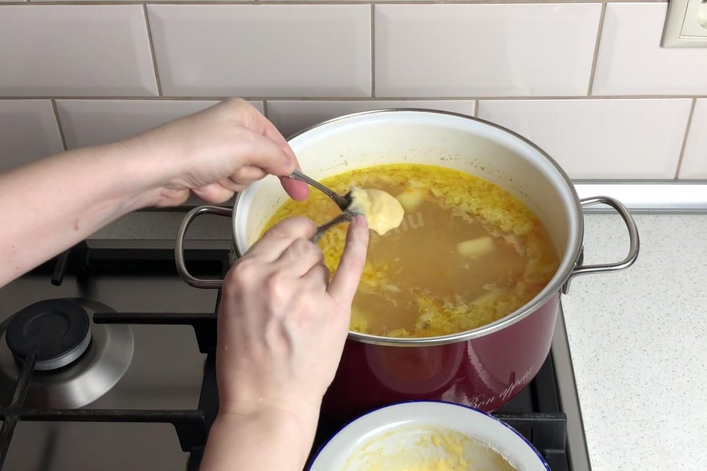 Шаг 14 приготовления Куриный суп с клецками на курином бульоне