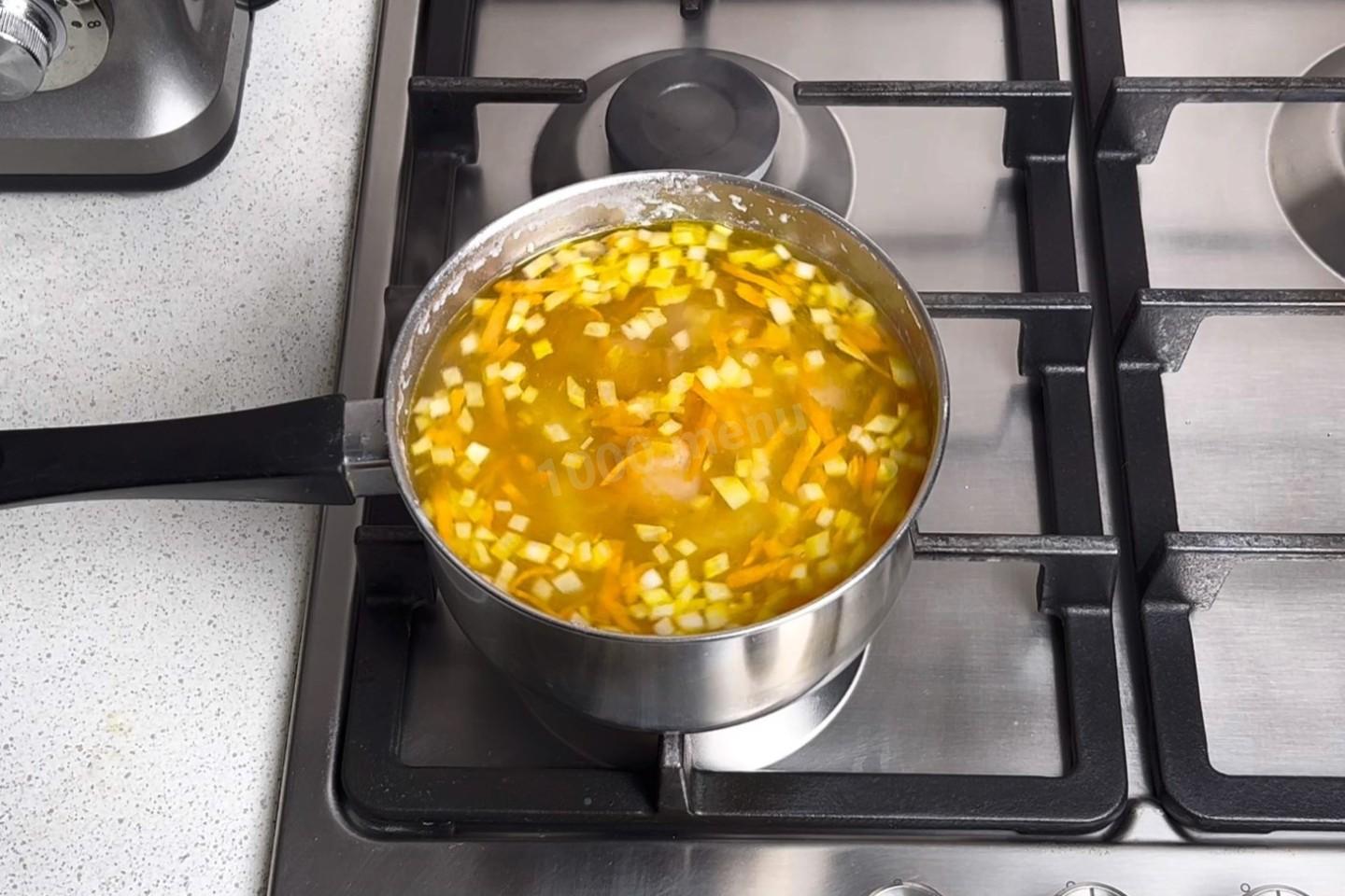Шаг 7 приготовления Сырный суп с сосисками