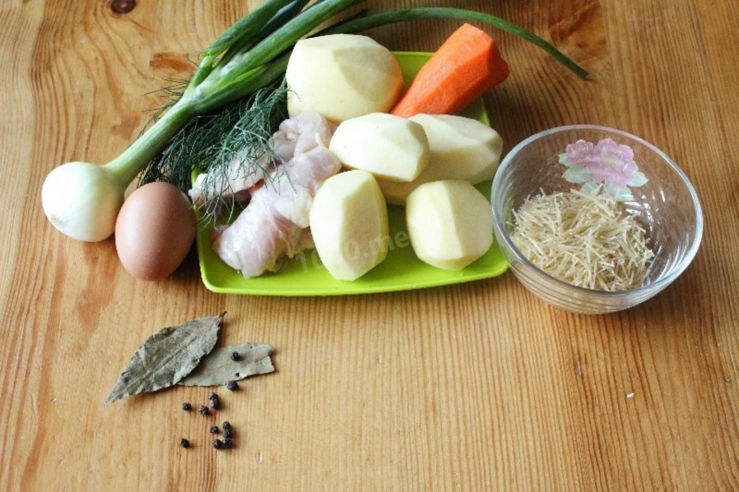 Шаг 1 приготовления Куриный суп с яйцом и вермишелью