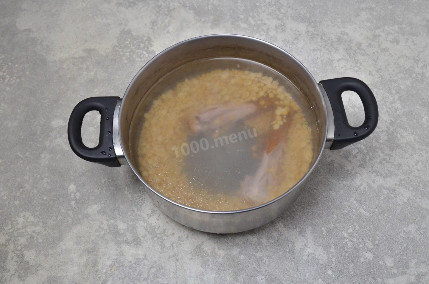 Шаг 3 приготовления Гороховый суп с копченой курицей
