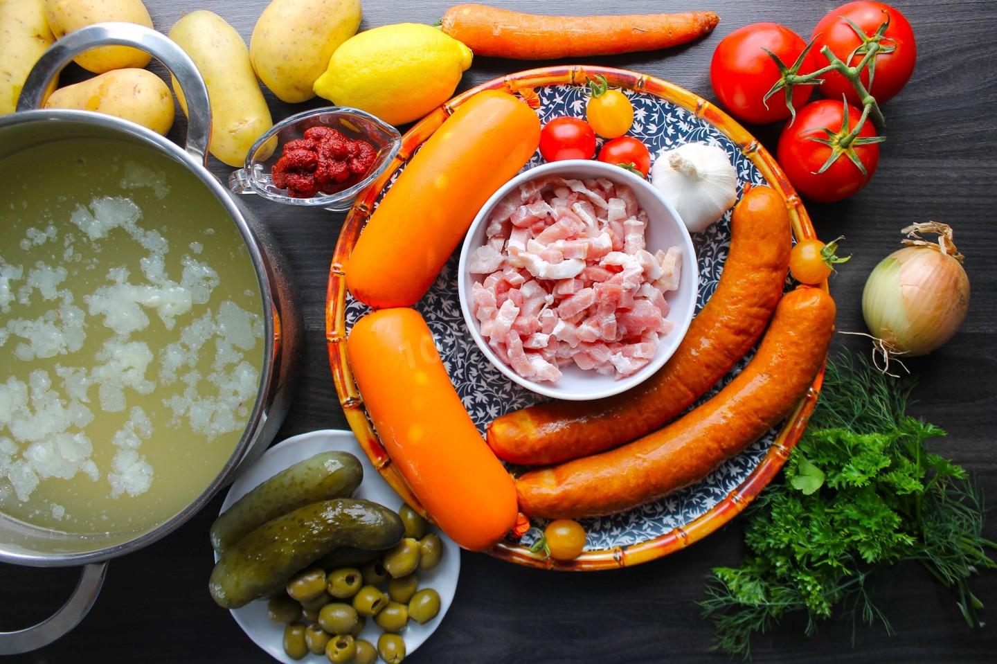 Шаг 1 приготовления Суп солянка с оливками колбасой лимоном и огурцами