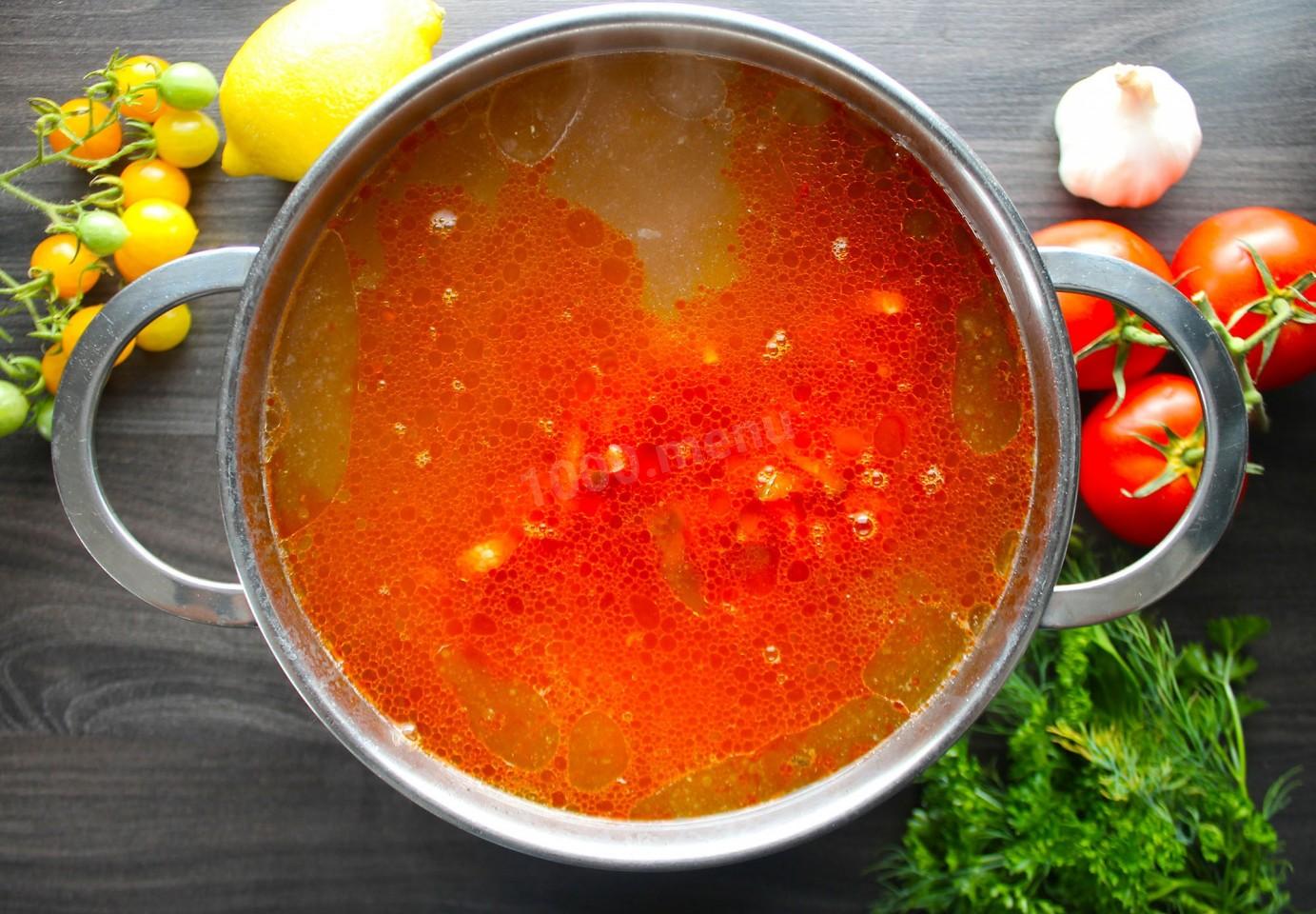 Шаг 12 приготовления Суп солянка с оливками колбасой лимоном и огурцами