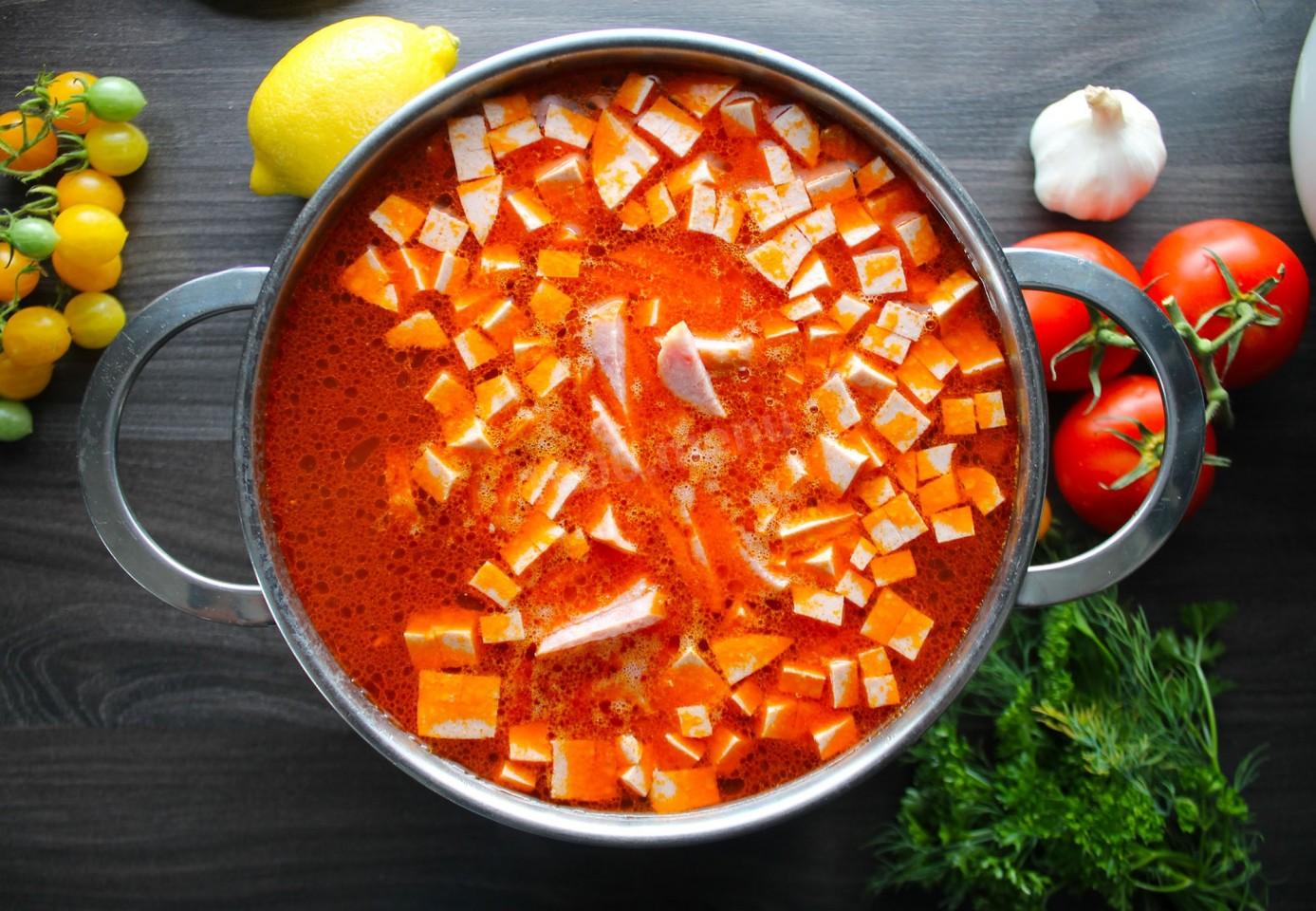 Шаг 13 приготовления Суп солянка с оливками колбасой лимоном и огурцами