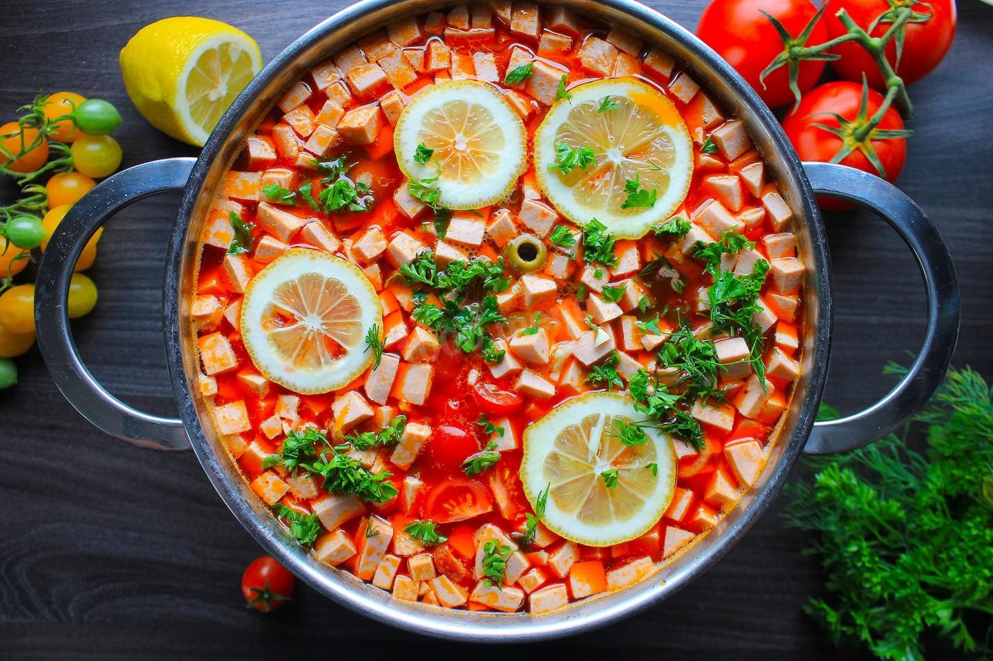 Шаг 14 приготовления Суп солянка с оливками колбасой лимоном и огурцами
